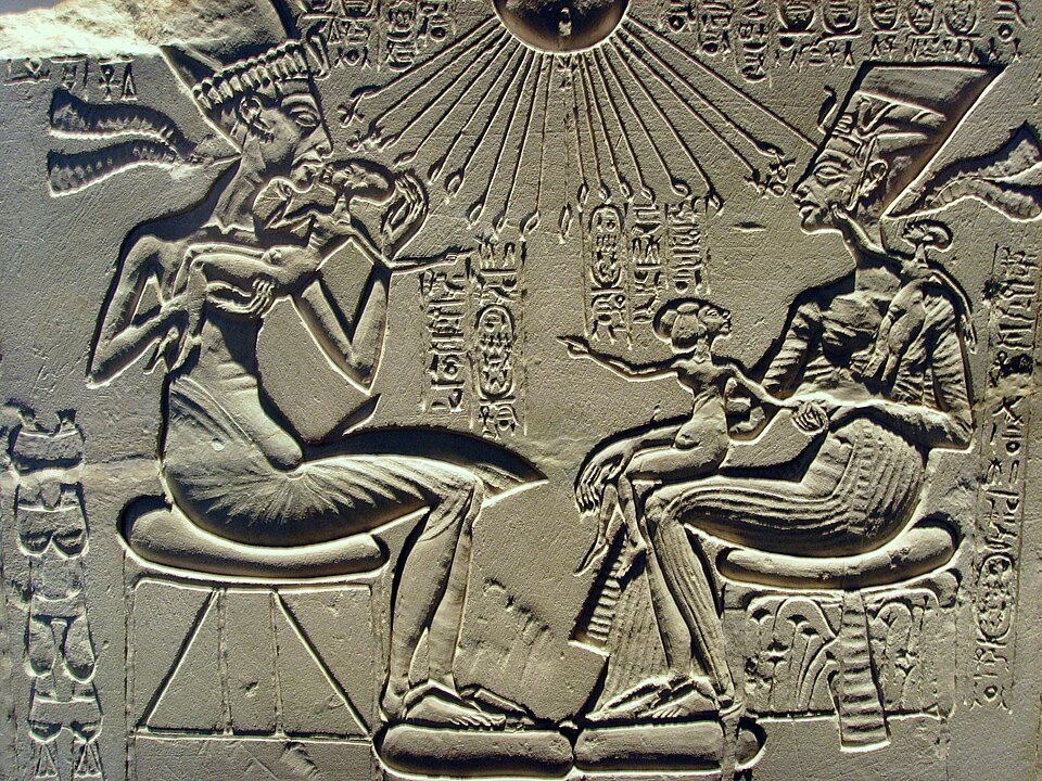 Autel amarnien en calcaire montrant Akhenaton, Néfertiti, trois filles et le disque solaire Aton.