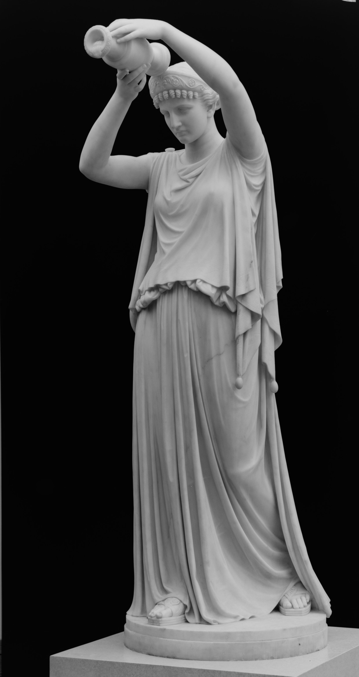 Antigone versant une libation, statue néoclassique en marbre sculptée par William Henry Rinehart en 1870.