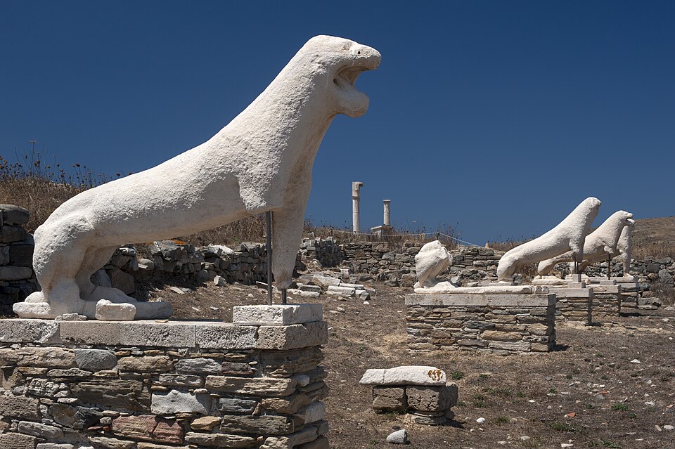 La terrasse des Lions à Délos, sculptures en marbre sur socles ; copies exposées sur le site, originaux conservés au musée.