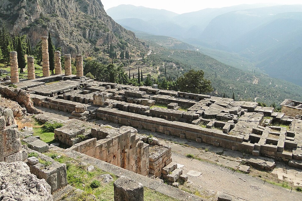 Temple d’Apollon à Delphes, vestiges archéologiques et vallée de Phocide.