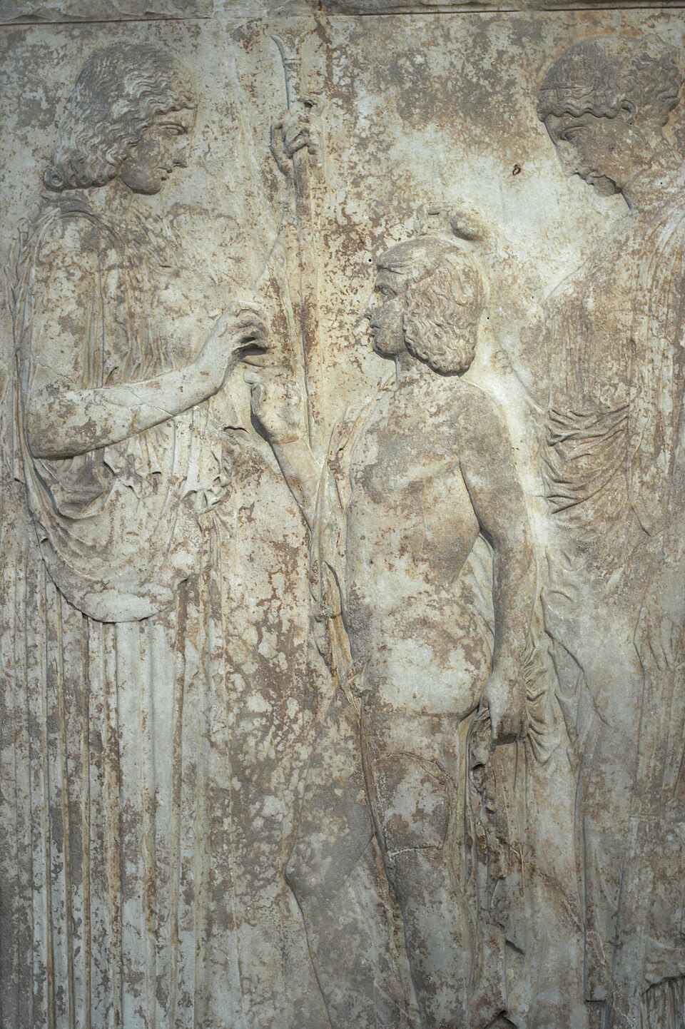 Grand relief votif d’Éleusis : Déméter, Triptolème et Perséphone, marbre antique vers 440–430 avant notre ère.