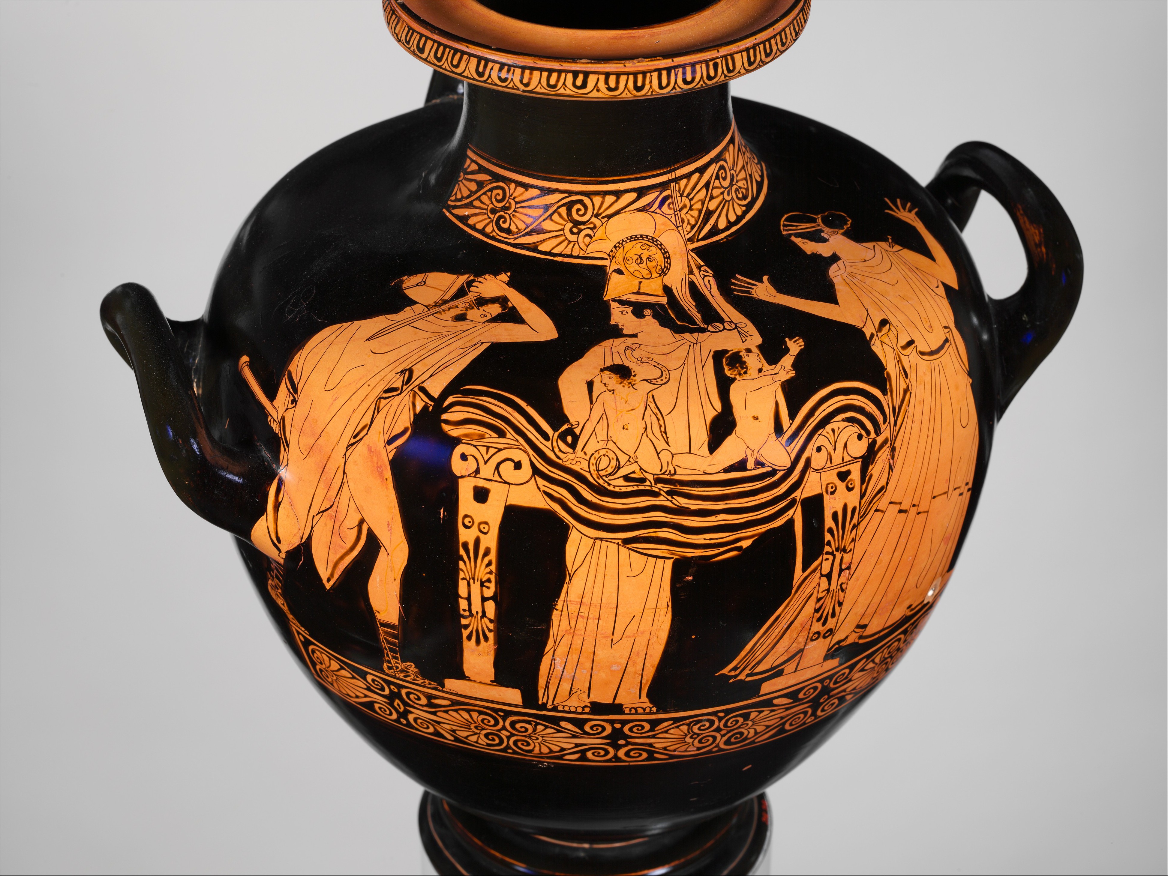 Héraclès enfant étranglant deux serpents envoyés par Héra sur une hydrie à figures rouges, Ve siècle av. n. è.