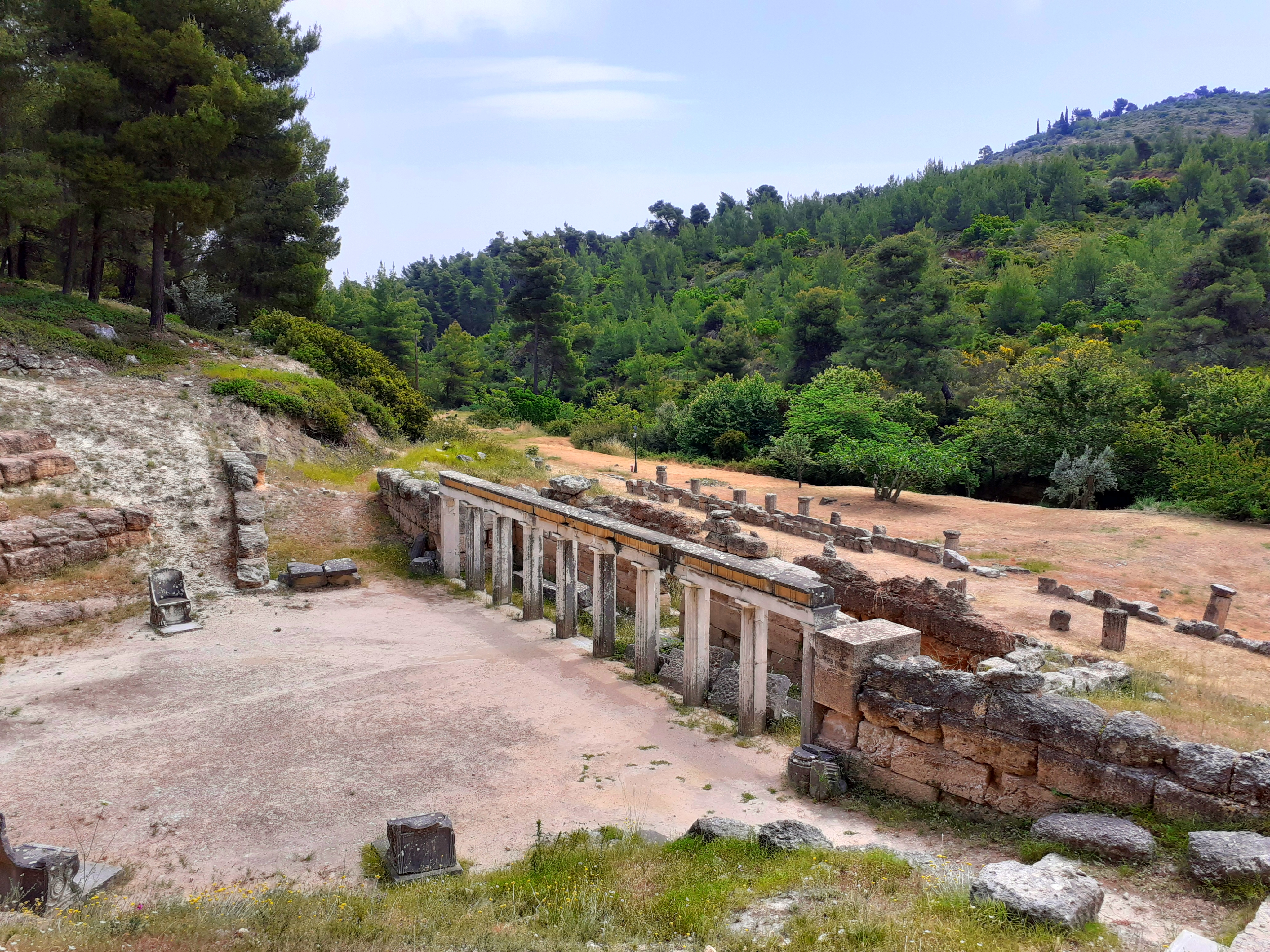 Théâtre antique de l’Amphiaraion d’Oropos photographié en 2020 ; la colonnade du proskenion est visible.