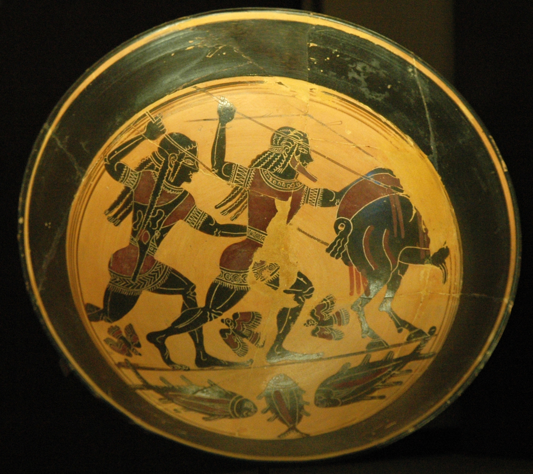 Scène de chasse d’un sanglier sur une coupe laconienne à figures noires, vers 555 avant notre ère, Louvre E 670.