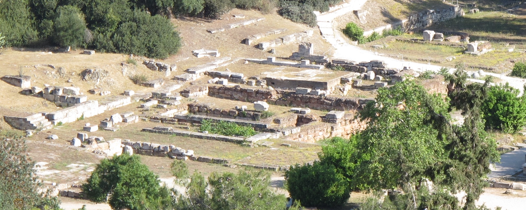 Vue des fondations et ruines du Métrôon dans l’Agora d’Athènes, bâtiment ayant abrité le culte de la Mère des dieux et des archives publiques.