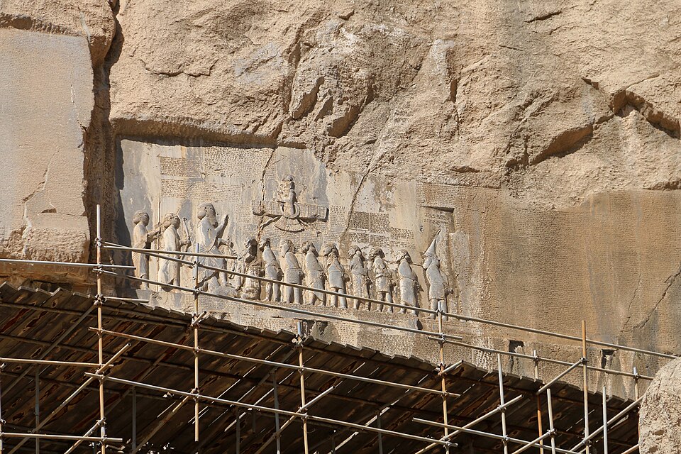 Relief de Darius Ier et inscription cunéiforme trilingue gravés en haut de la falaise de Behistun.
