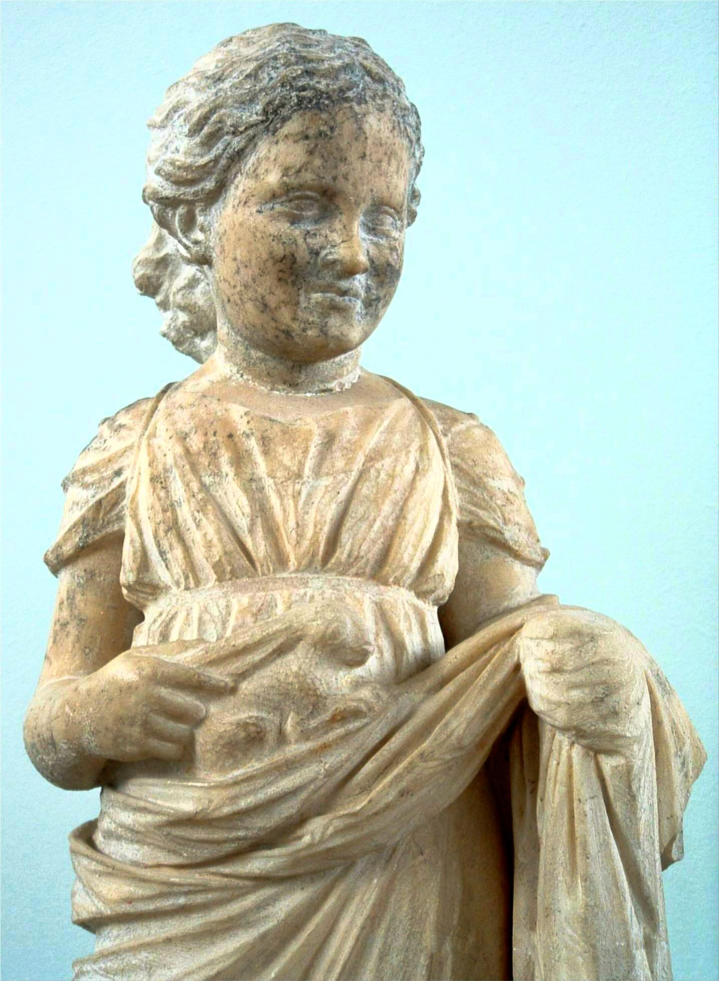 Statue en marbre d’une fillette tenant un lapin, provenant de Brauron.