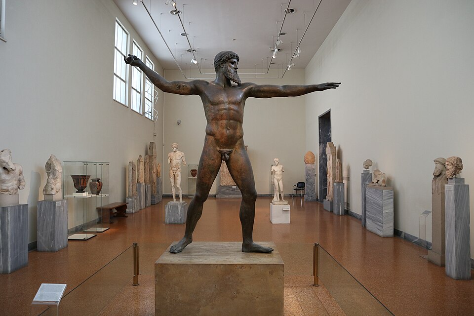 Statue originale en bronze vers 460 av. n. è., probablement Zeus ou Poséidon, trouvée au large d'Artémision et exposée à Athènes.