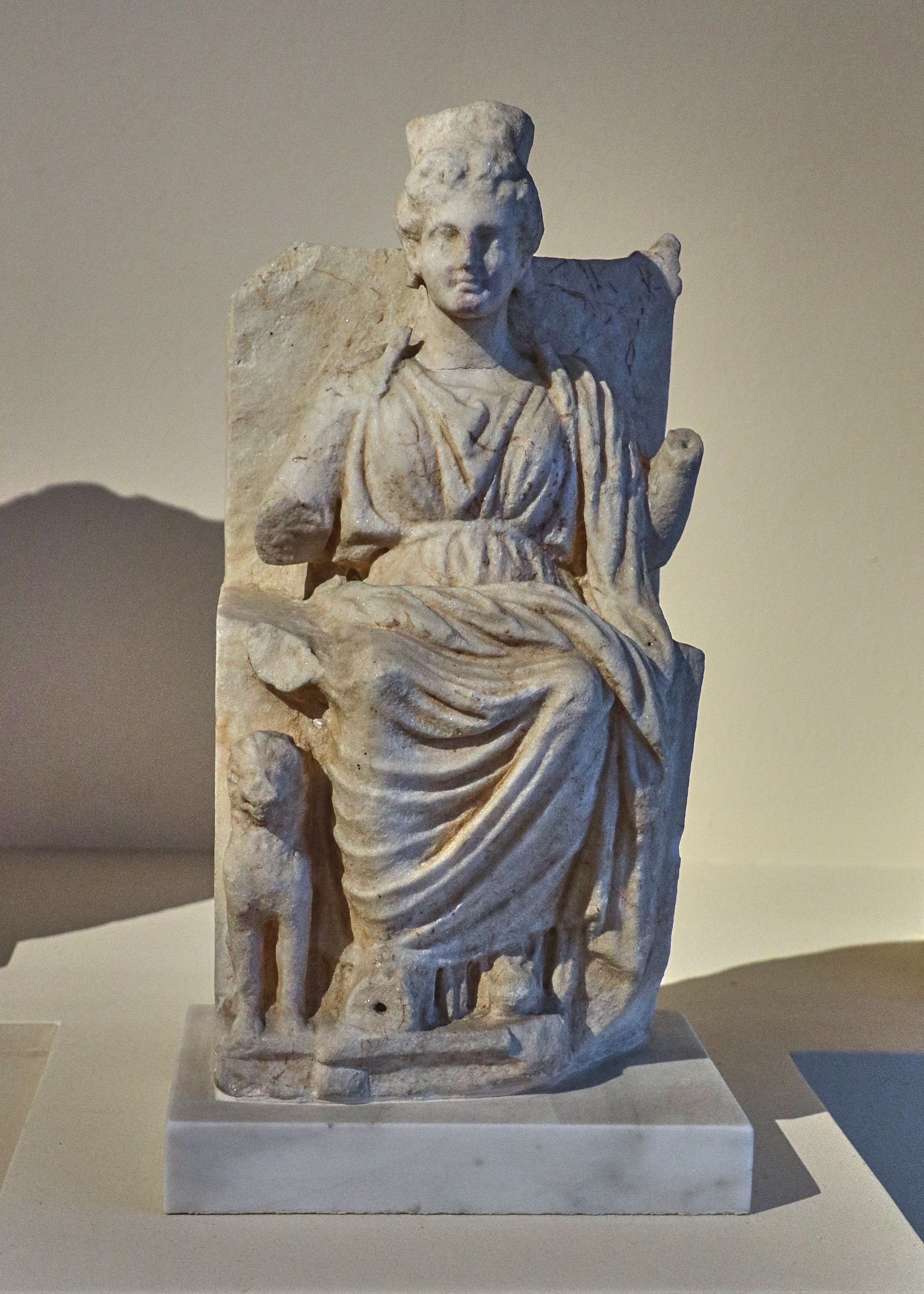 Statuette grecque en marbre de la déesse Cybèle assise auprès d’un lion, Athènes, IVe siècle avant notre ère.