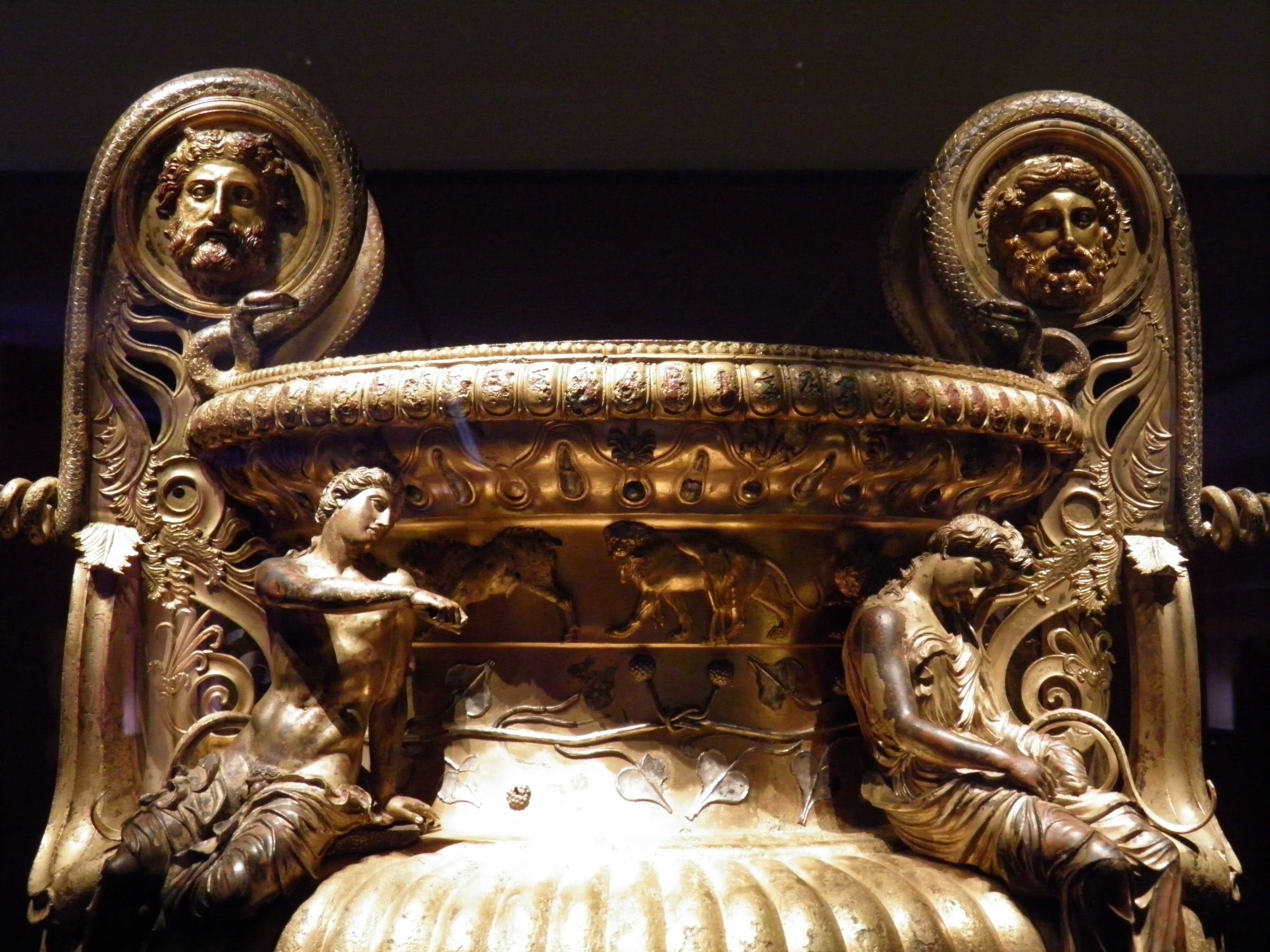 Décor sculpté du cratère funéraire en bronze de Derveni, avec Dionysos et une ménade, conservé au Musée archéologique de Thessalonique.