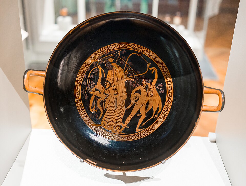 Coupe attique à figures rouges attribuée au peintre de Brygos, Dionysos et des satyres, vers 490–480 avant notre ère.