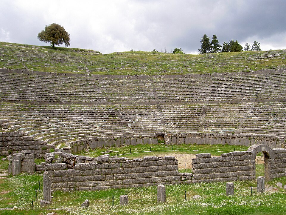 Grand théâtre antique de Dodone, Épire, gradins en arc de cercle taillés dans la pente.