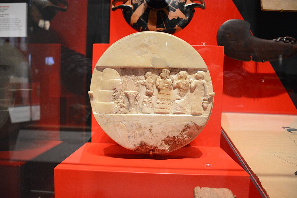Disque votif circulaire en calcite montrant Enheduanna entourée d’officiants devant un autel, Penn Museum B16665.