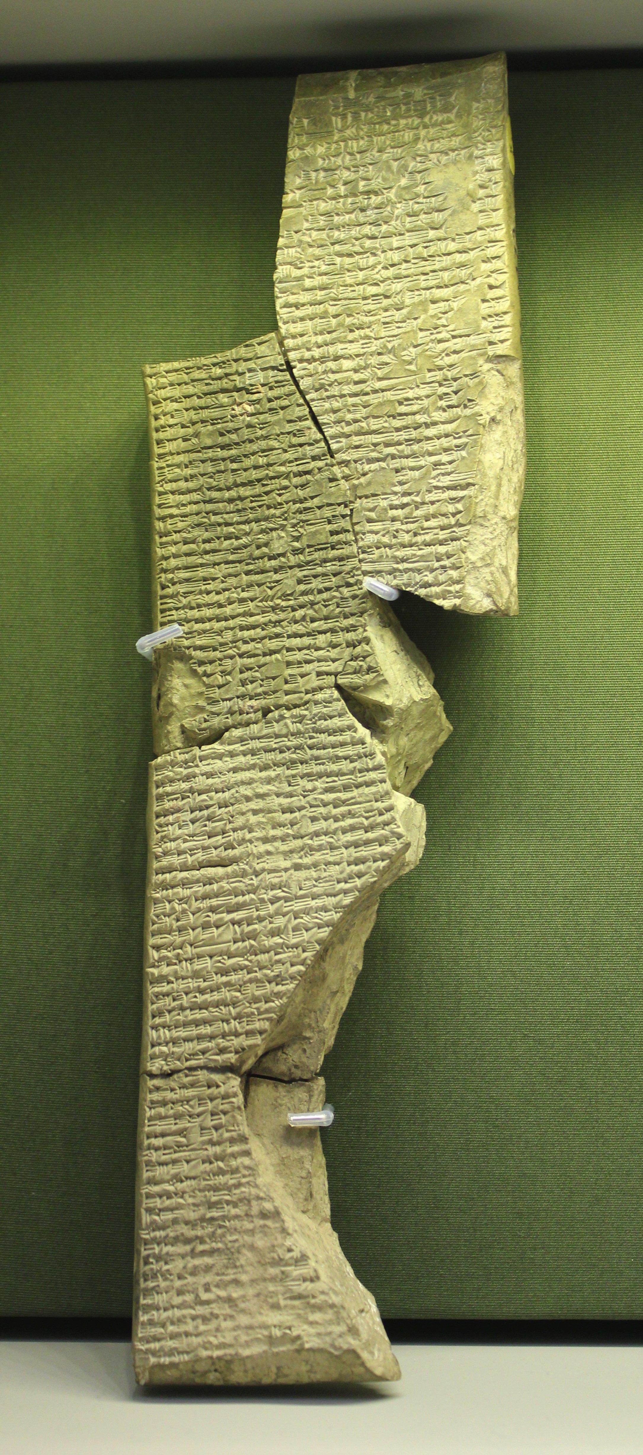 Fragment d’une tablette cunéiforme néo-assyrienne portant le texte de l’Enūma eliš, trouvé à Ninive, cote K.3473.