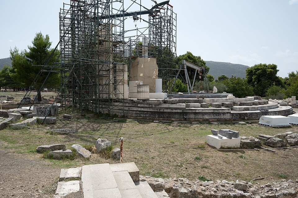 Vestiges de la tholos d’Épidaure, avec échafaudages et colonnes en cours de remontage en 2020.
