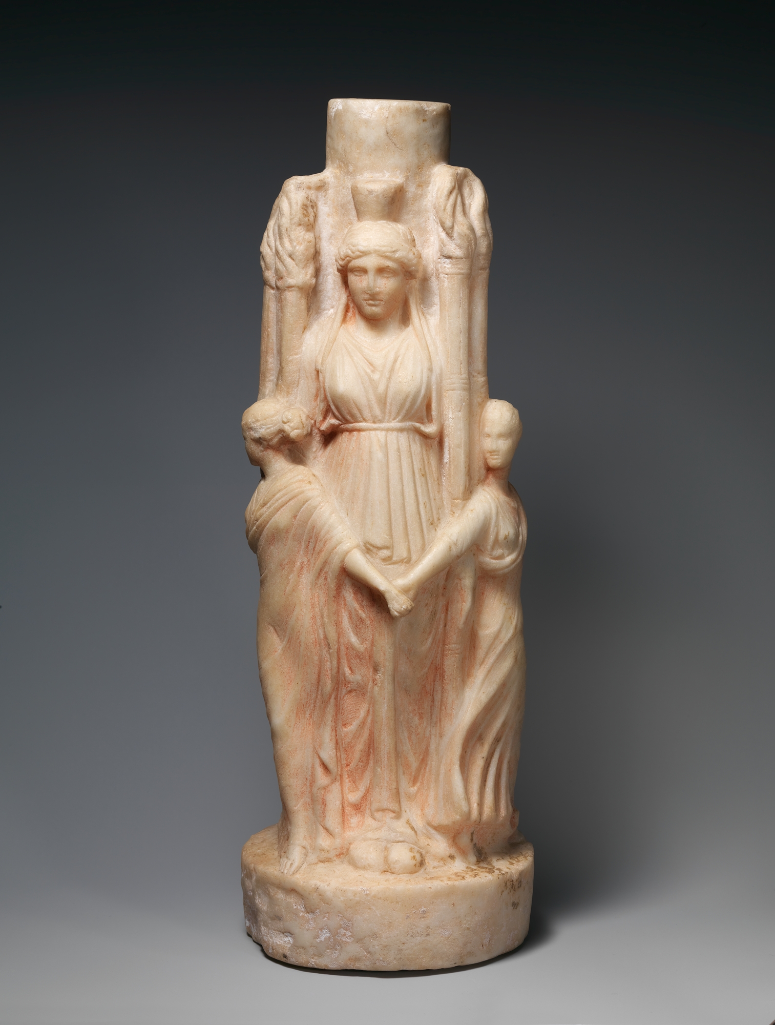Statuette romaine en marbre d’Hécate sous forme triple associée aux Trois Grâces.