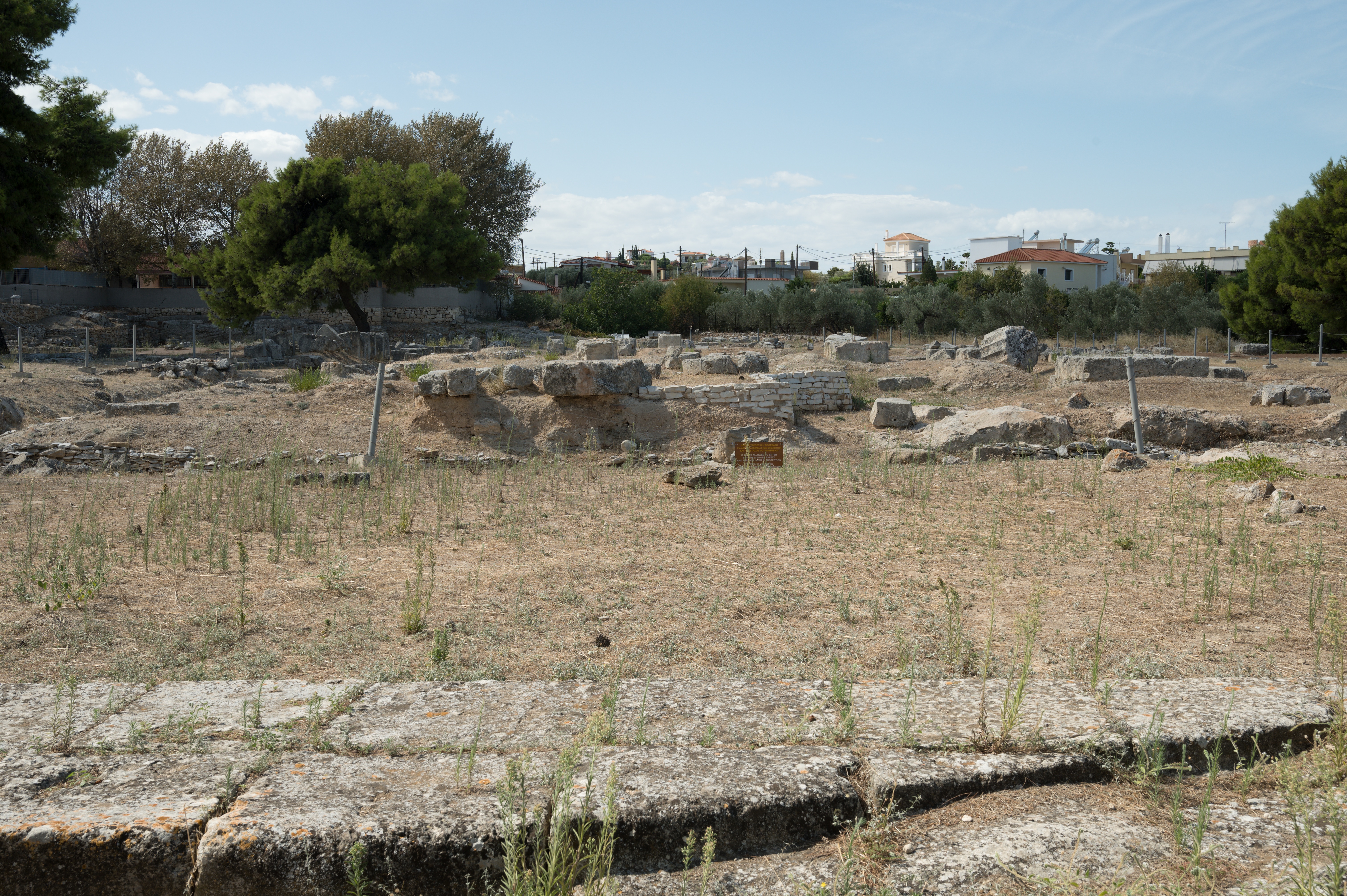 Vestiges du sanctuaire et du temple de Poséidon à Isthmia, photographie de Zde en 2020.