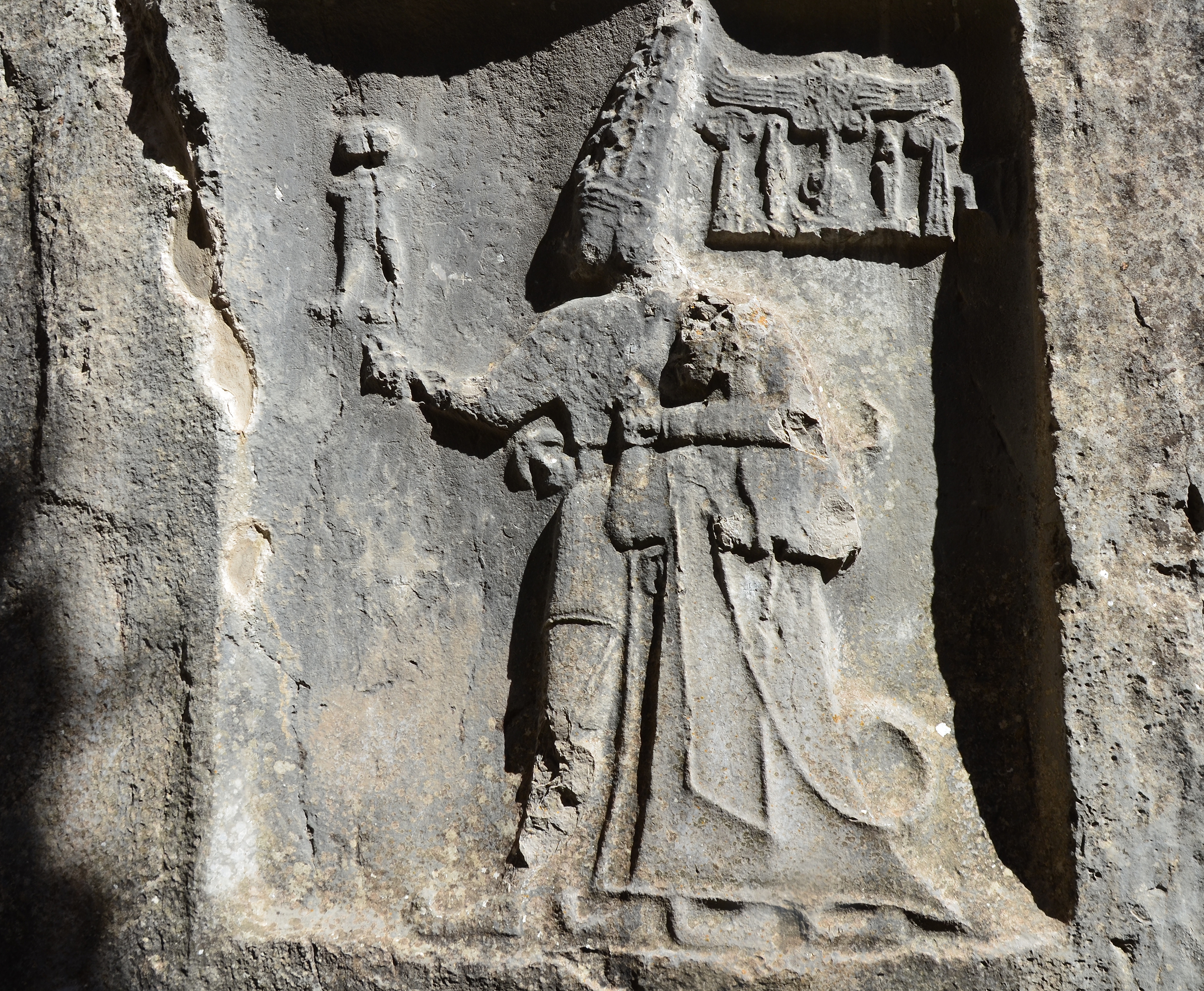 Relief du dieu Šarruma protégeant le roi Tudḫaliya IV à Yazılıkaya près de l’ancienne capitale hittite.