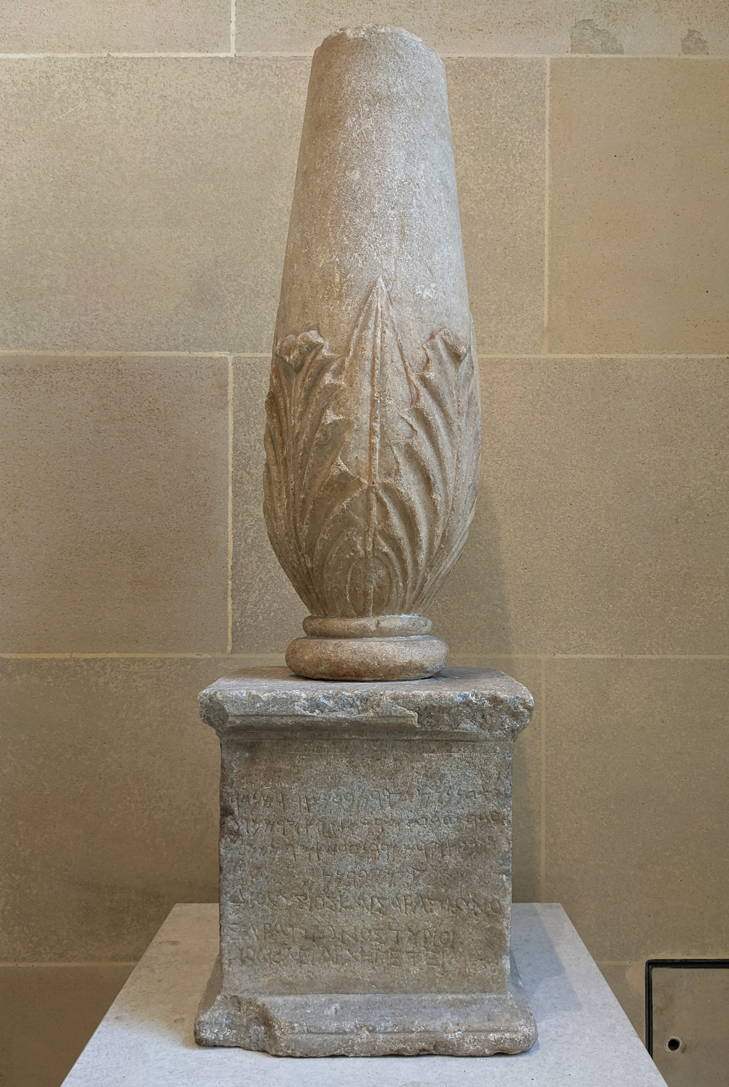 Cippe en marbre de Malte, avec texte phénicien et grec, IIe siècle avant notre ère, Louvre AO 4818.