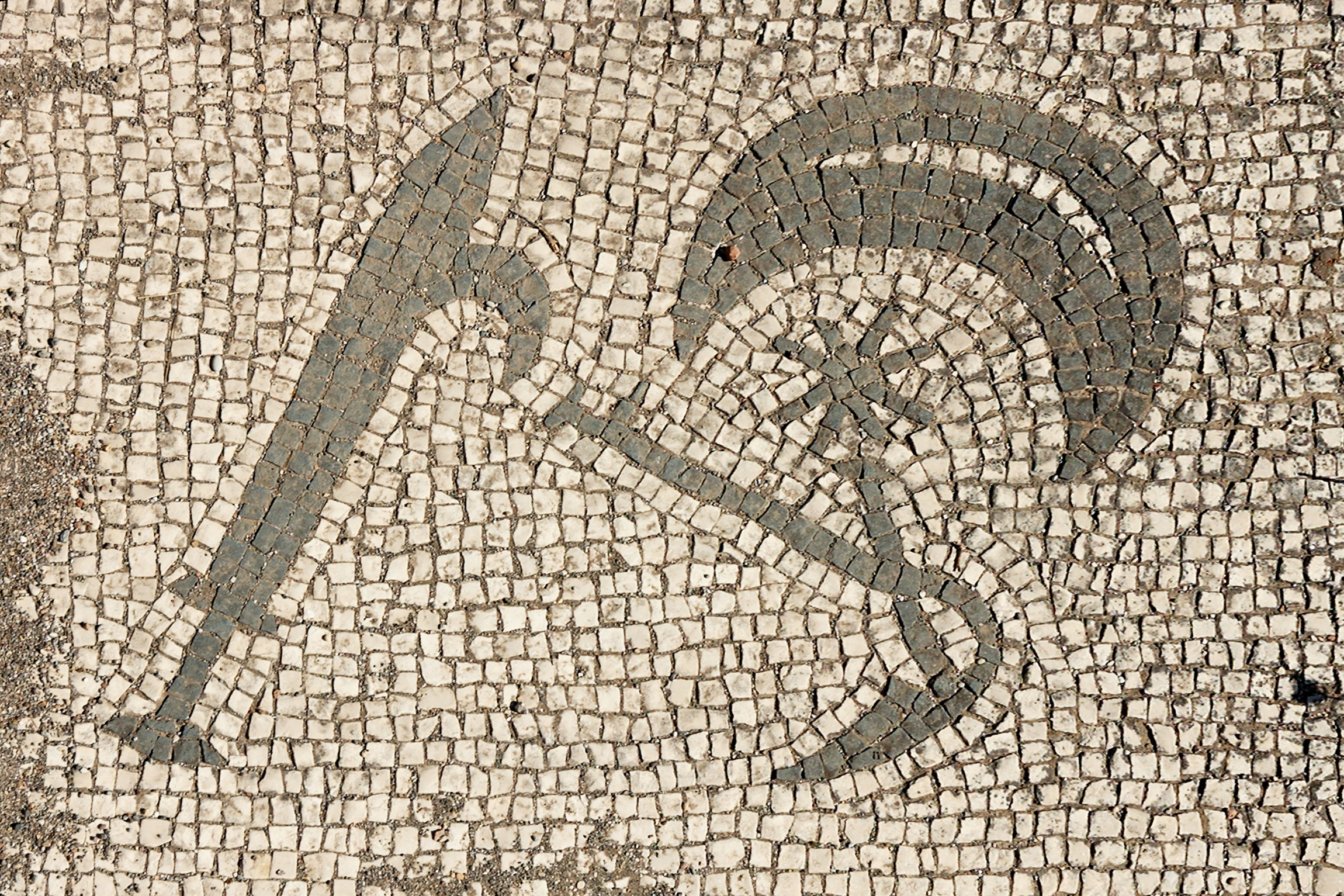 Mosaïque romaine d’Ostie ornée d’une épée courbe et d’un croissant de lune pour le grade Perses.