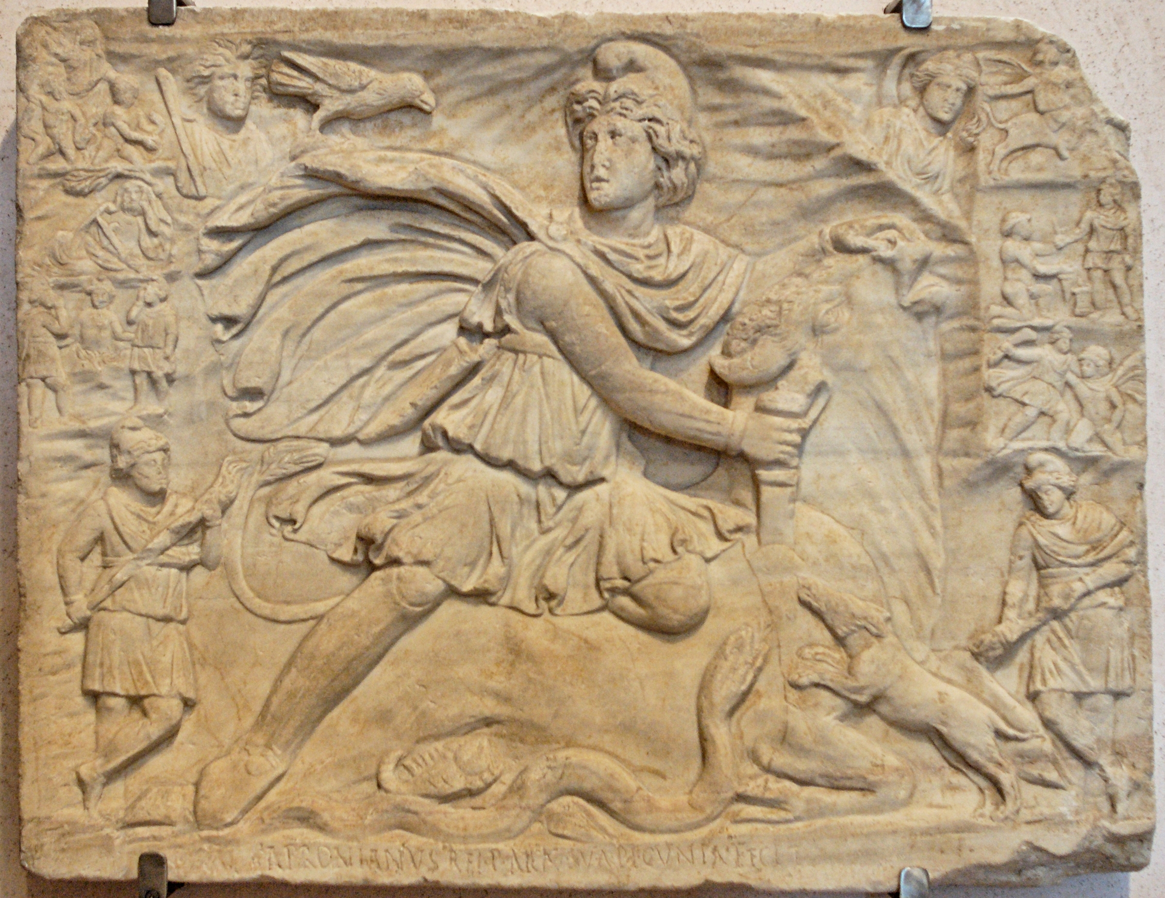 Relief romain de Mithras tuant le taureau entouré d’animaux, dédicacé par Apronianus en 172.