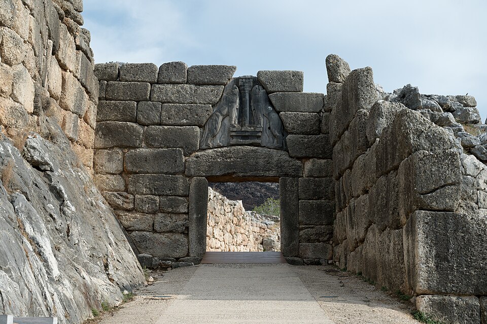 Porte des Lionnes de Mycènes avec relief monumental et murailles cyclopéennes.