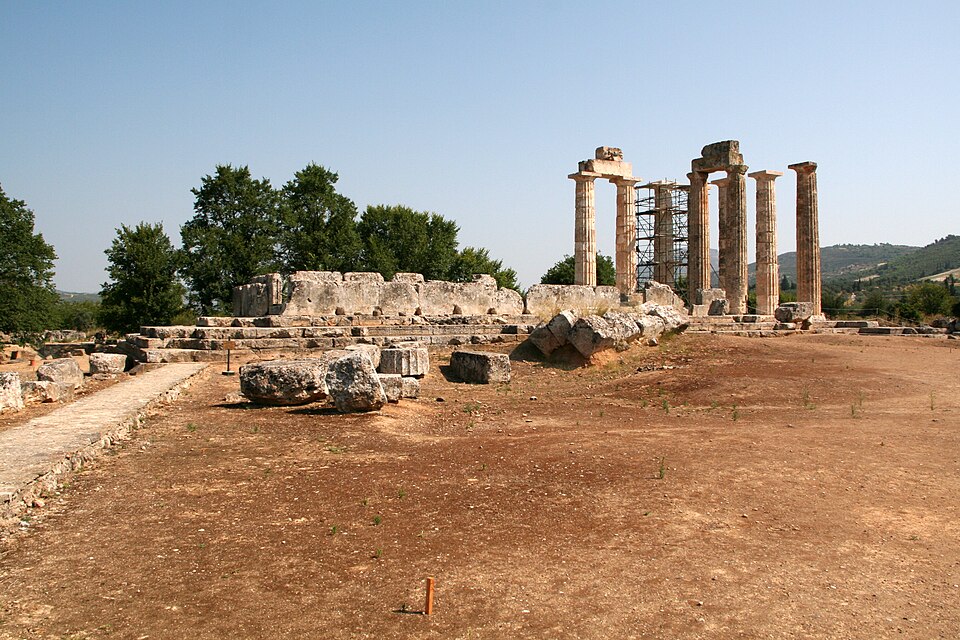 Sanctuaire de Némée, ruines du temple de Zeus et plusieurs colonnes partiellement restaurées.