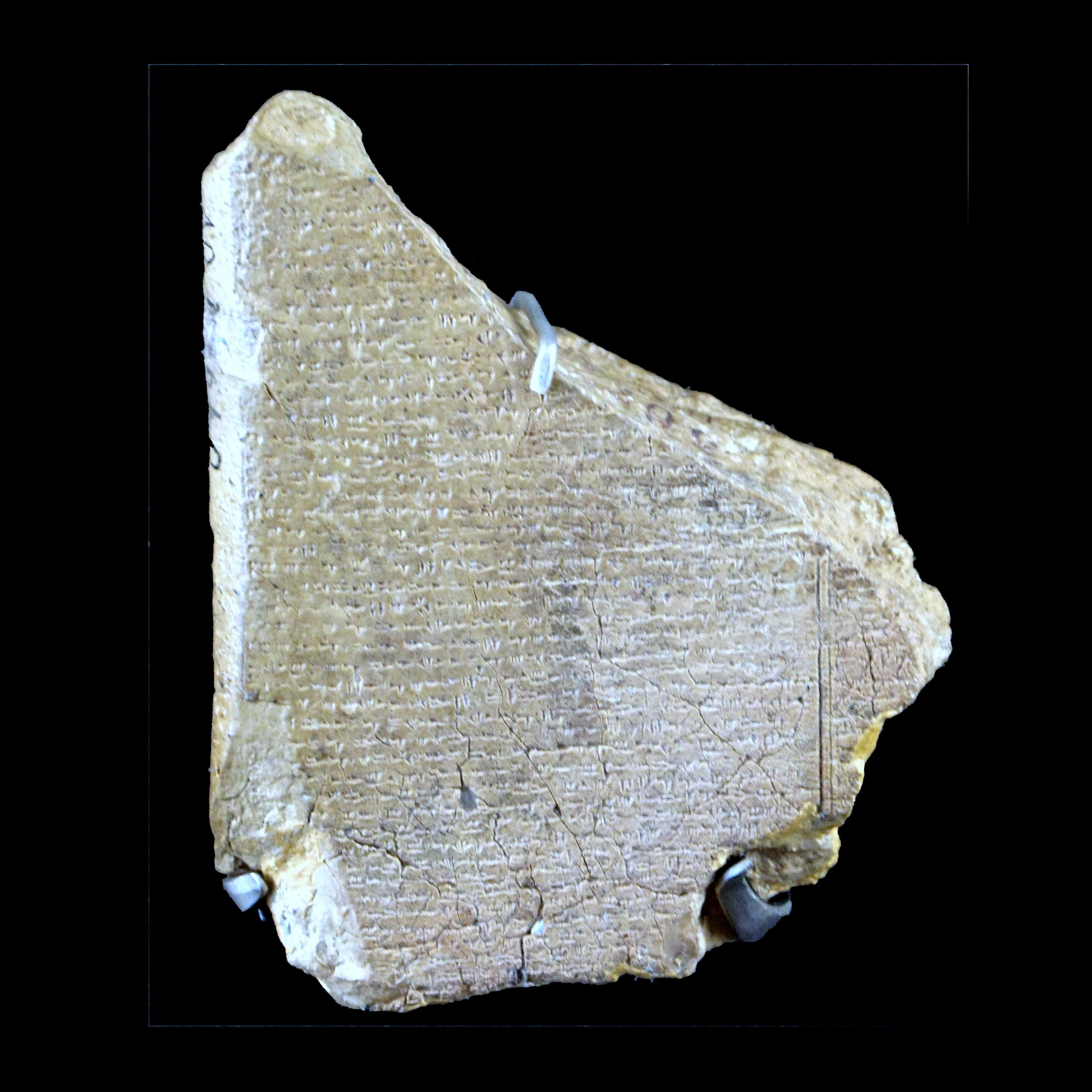 Tablette d’argile fragmentaire du Cycle de Baal, écriture alphabétique cunéiforme ougaritique, musée du Louvre AO16640.