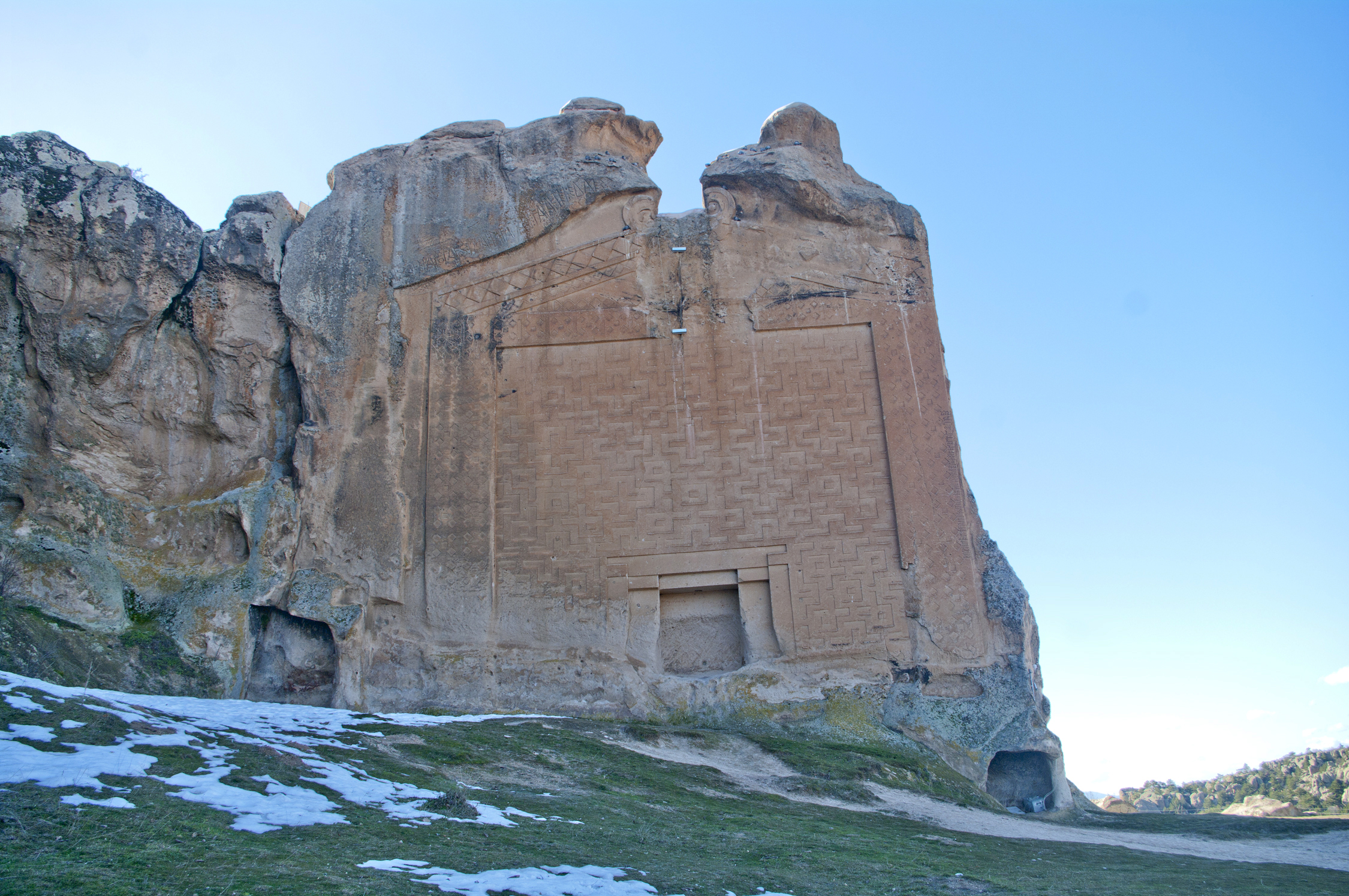 Façade rupestre dite monument de Midas à Yazılıkaya en Phrygie, ornée d’un décor géométrique et d’une inscription ancienne.
