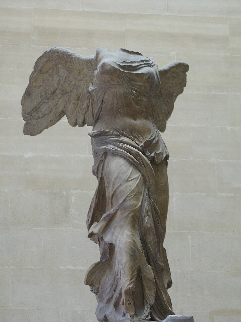 Grande statue grecque ailée de la Victoire de Samothrace, conservée au musée du Louvre, sans tête et sans bras.