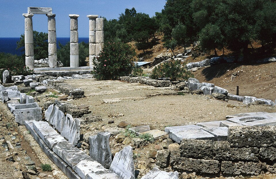 Ruines du sanctuaire des Grands Dieux à Samothrace, colonnes et blocs avec la mer en arrière-plan.