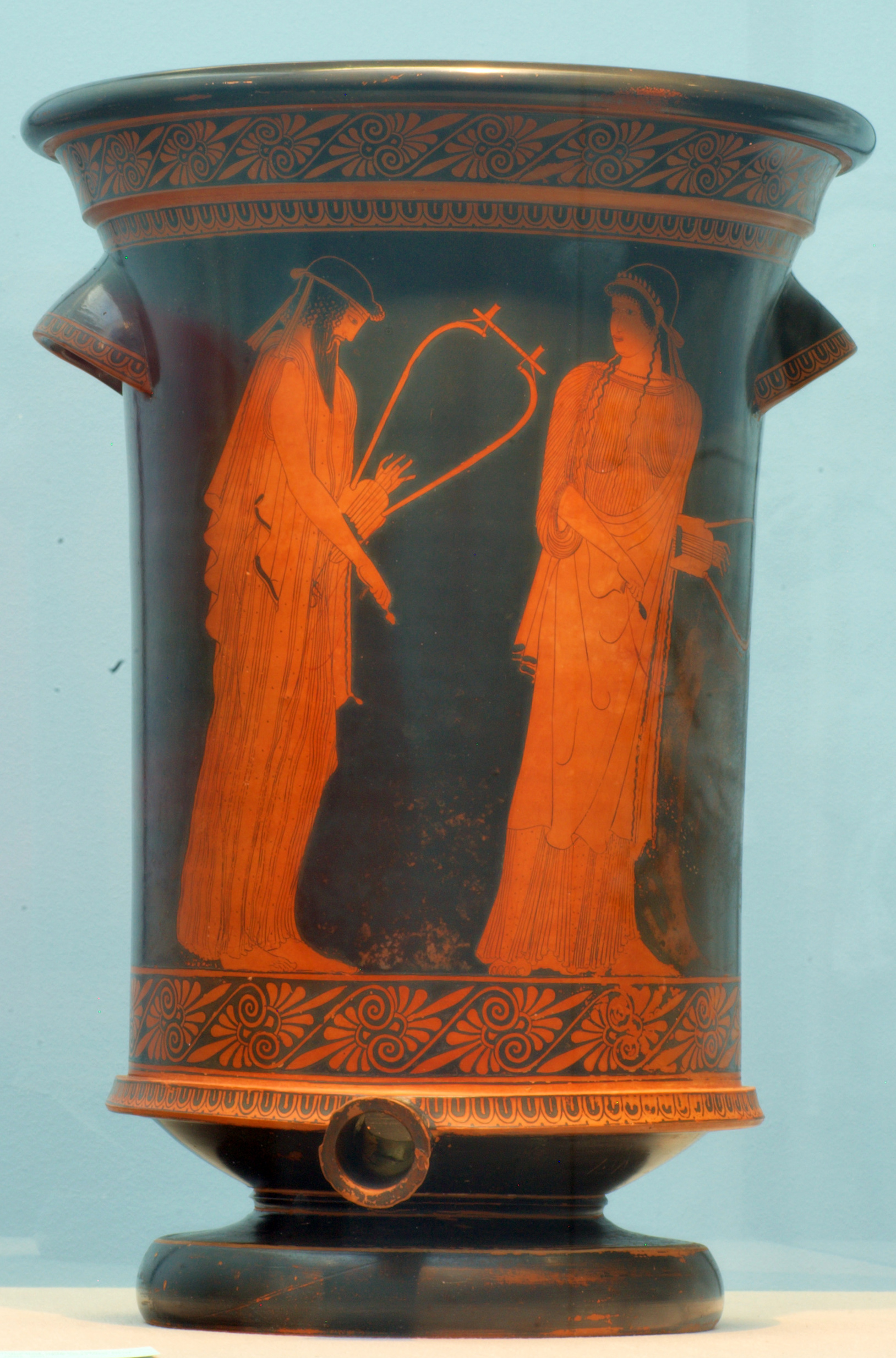 Face d’un vase attique à figures rouges représentant les personnages nommés Sappho et Alcée, avec des instruments à cordes.