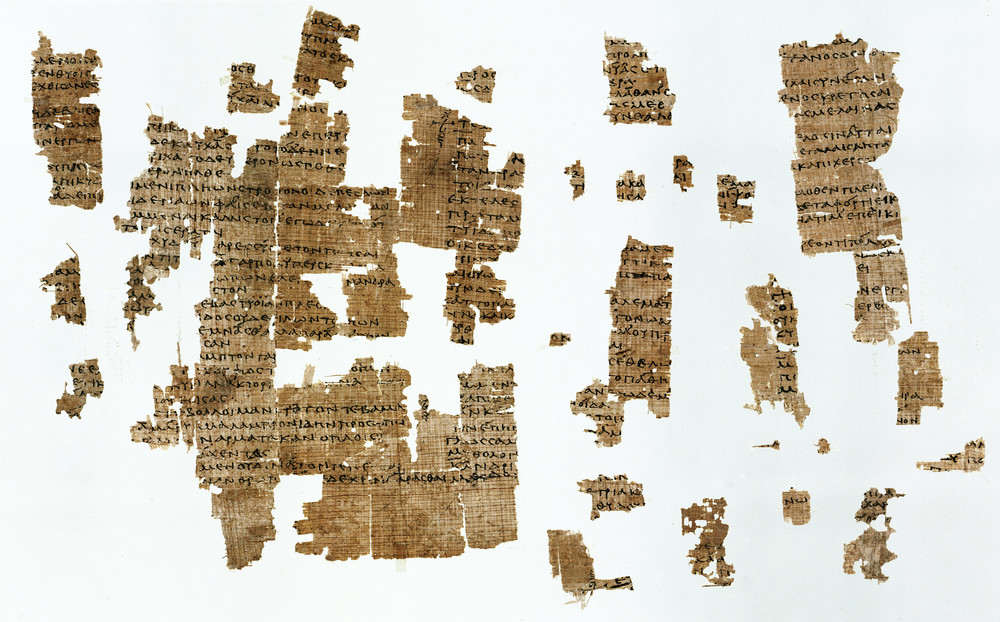 Photographie de plusieurs fragments du papyrus P. Oxy. X 1231 transmettant des vers grecs attribués à Sappho.