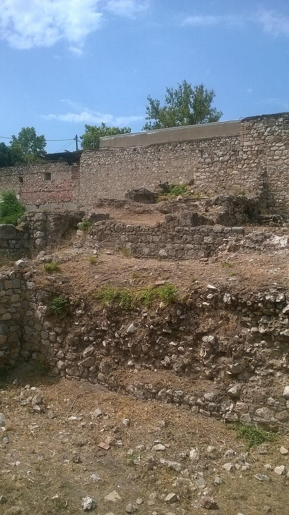 Vestiges visibles du secteur archéologique de la Cadmée à Thèbes.