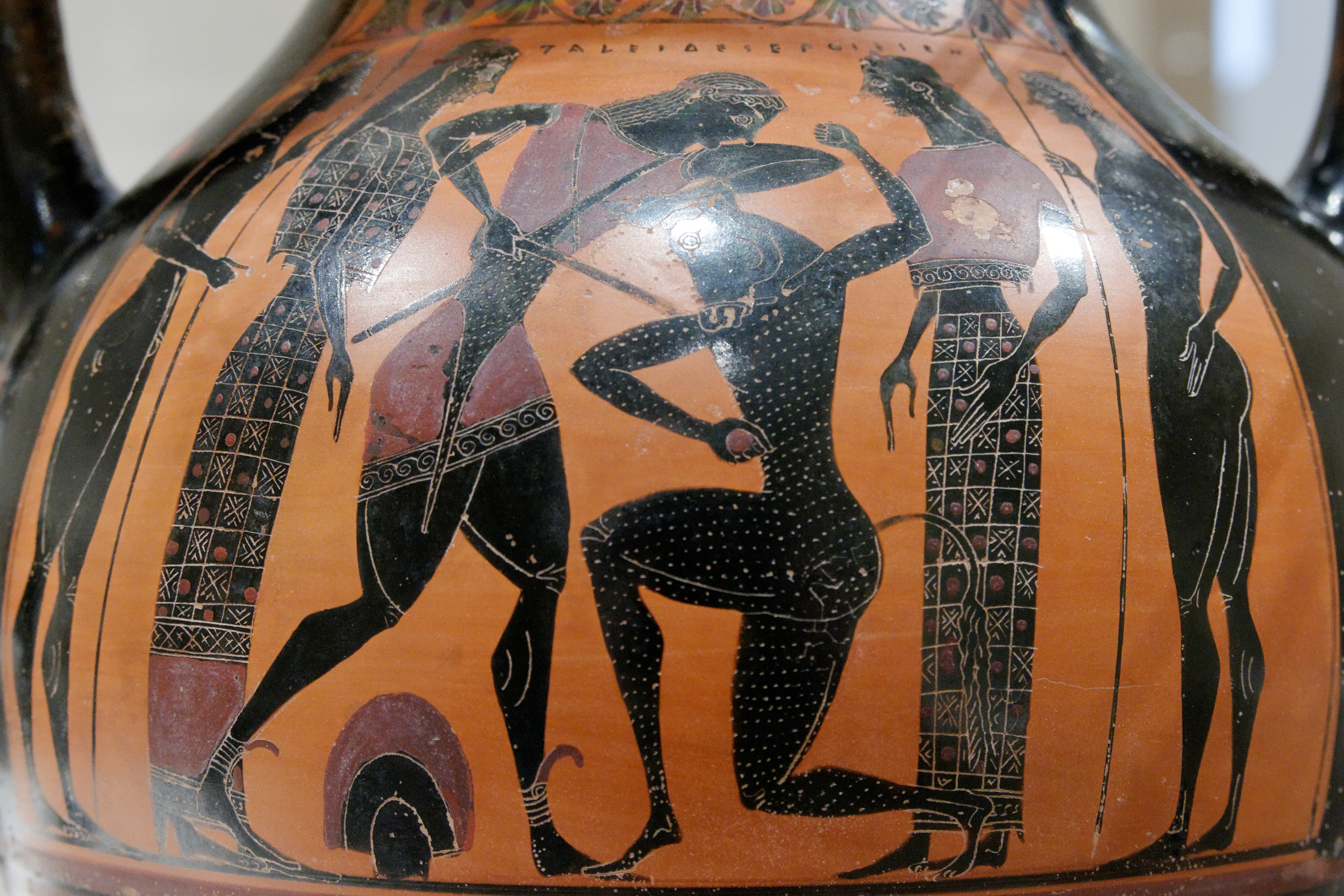 Amphore antique signée par le potier Taléidès représentant Thésée combattant le Minotaure.