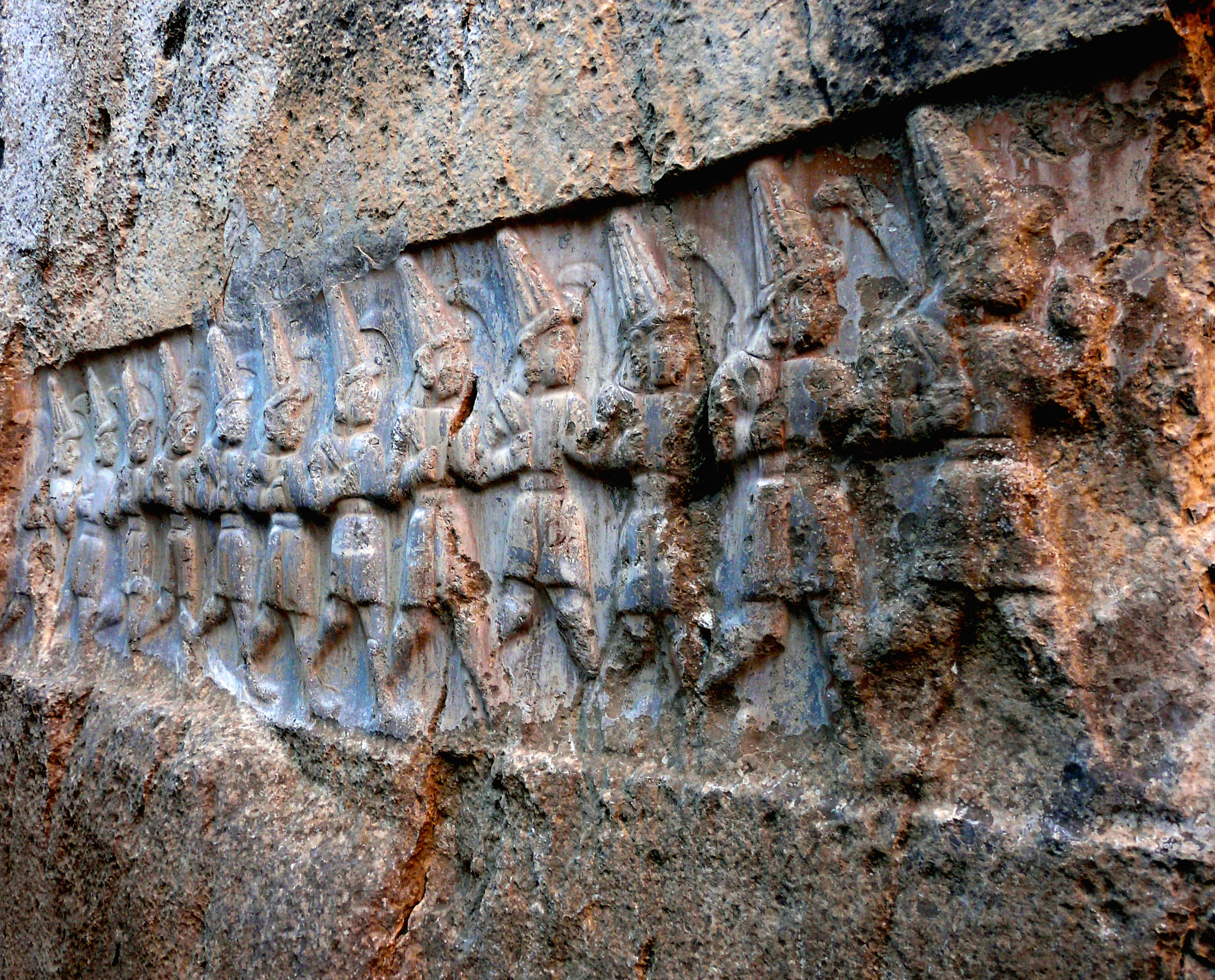 Procession rupestre de douze figures masculines du monde souterrain, chambre B, Yazılıkaya.