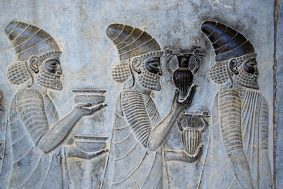 Bas-relief achéménide représentant une délégation de Lydie apportant des objets à Persépolis.